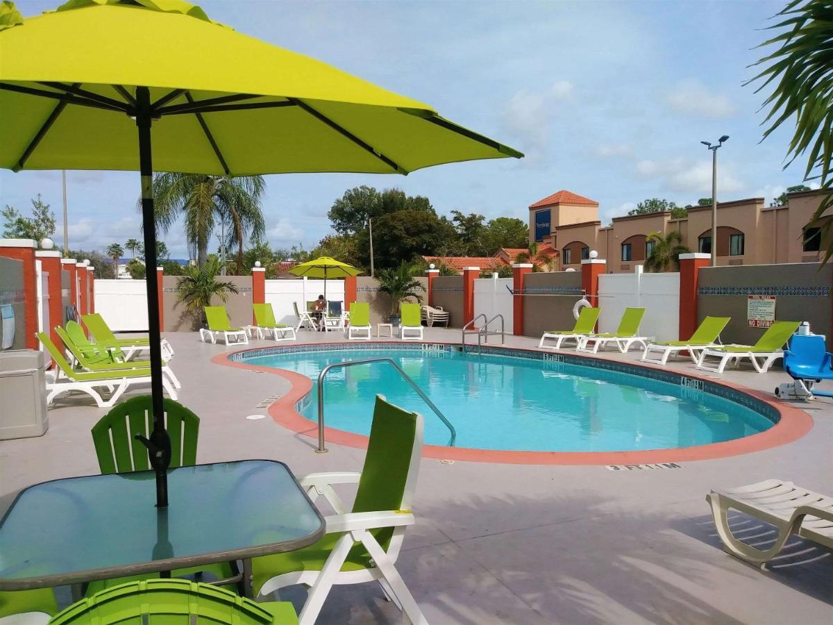 Quality Suites Fort Myers Airport I-75 Екстериор снимка
